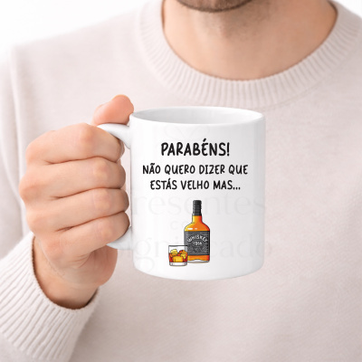 Caneca branca com ilustração de whisky e texto humorístico em português.