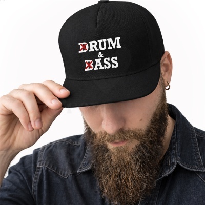Boné preto com texto DRUM & BASS e X vermelho