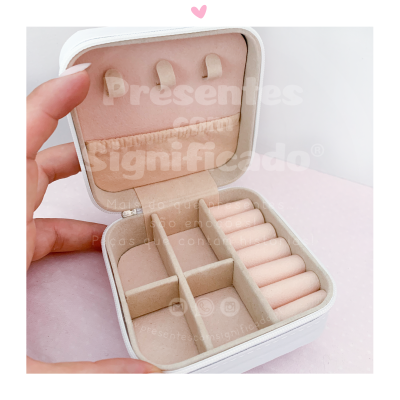 Caixa de joias compacta branca com interior cor de rosa e divisórias para anéis