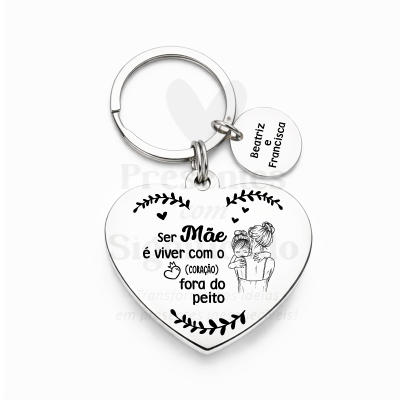 Porta-chaves metálico com pendentes gravados em forma de coração e redondo