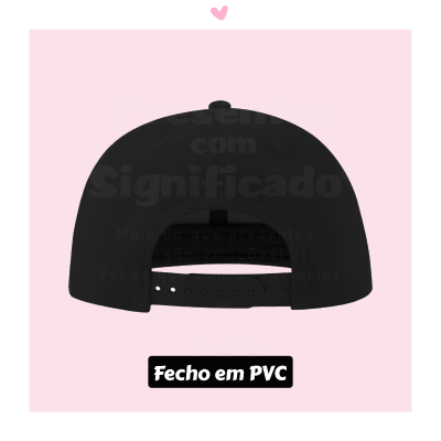 Boné preto visto de trás com fecho em PVC sobre fundo rosa claro e coração rosa.