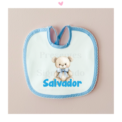 Babete de bebé branco com borda azul e ursinho com nome Salvador
