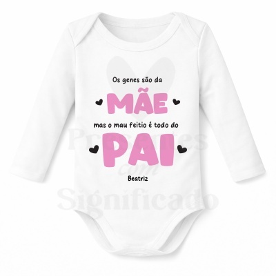 Body branco para bebé com texto colorido impresso