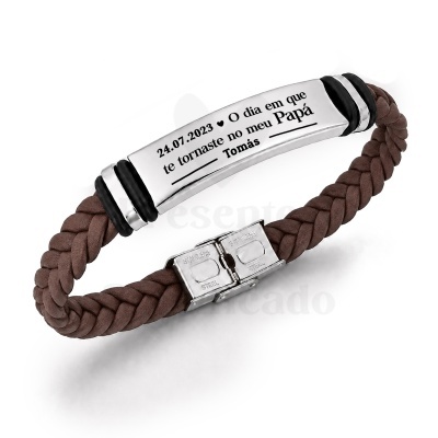 Pulseira com banda trançada castanha e placa metálica gravada