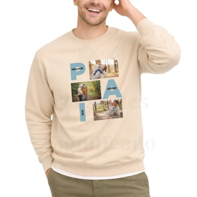Sweat bege com estampado azul, preto e fotos familiares, usado por homem
