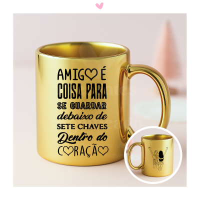 Caneca dourada com texto e ilustração de amigas vista de costas