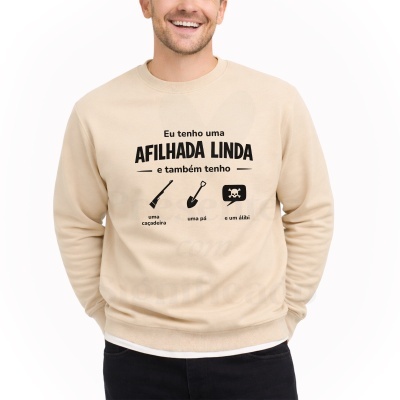Sweat bege com texto e imagens pretas e homem vestido