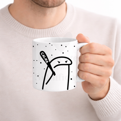 Caneca branca com desenho minimalista e texto CALMA