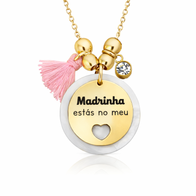 Colar dourado com pendente redondo gravado e pompom rosa