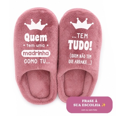 Chinelos rosa felpudos com texto branco e coroa, e selo com frase à escolha