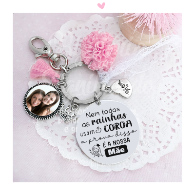 Chaveiro personalizado com foto e texto para mãe, com detalhes em rosa e metal prateado