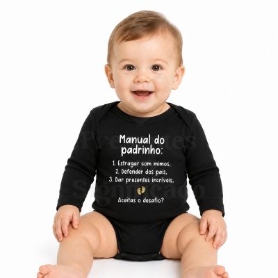 Bebé de body preto com texto branco em fundo branco