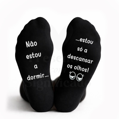 Meias pretas com texto decorativo em branco