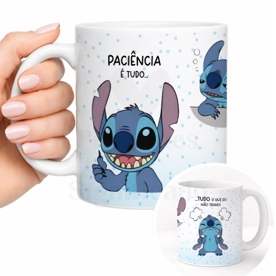 Caneca branca com estampas do personagem Stitch e texto em português.