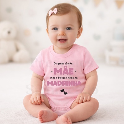 Bebé sentado em body rosa com texto em roxo e lilás, fundo com urso de peluche branco