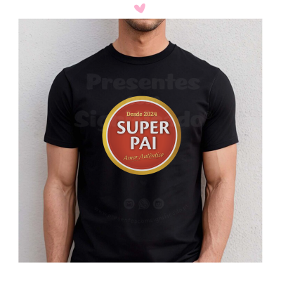 Homem de t-shirt preta com estampa 'SUPER PAI' em círculo vermelho e dourado