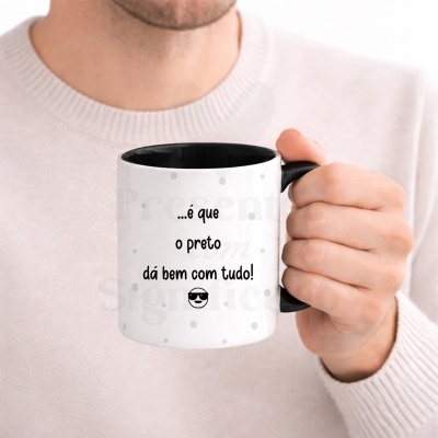 Caneca branca com interior e pega pretos e texto em português sobre preto