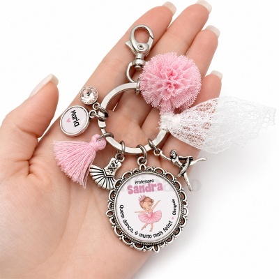 Chaveiro com pendentes de bailarina, tassel rosa, pompom e laço em renda branca