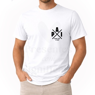 T-shirt branca com estampado preto P A I e texto desde 2021 e 2025 no peito