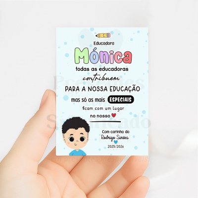 Cartão personalizado para educadora com nome, texto em português, e ilustração de menino