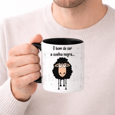 Caneca branca com interior e pega pretos, com desenho de ovelha negra e texto em português