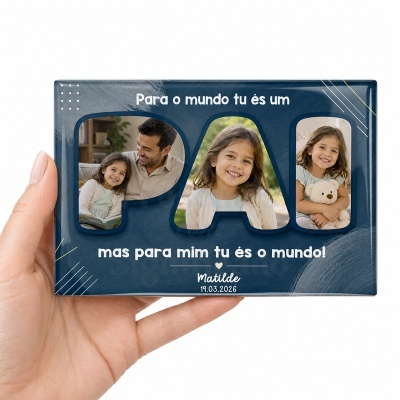 Moldura azul com texto e fotos de uma menina e um homem nas letras P, A, I.
