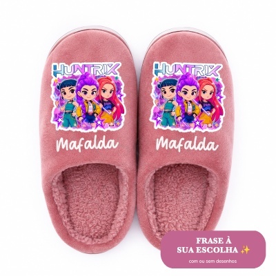 Chinelos cor-de-rosa com personagens e texto HUNTRIX e Mafalda