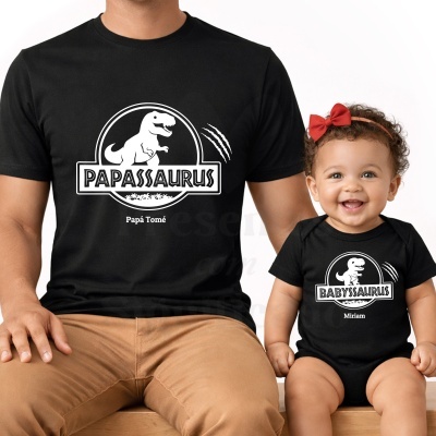 Pai e bebé com roupa preta e estampas de dinossauros em branco com texto e nomes.