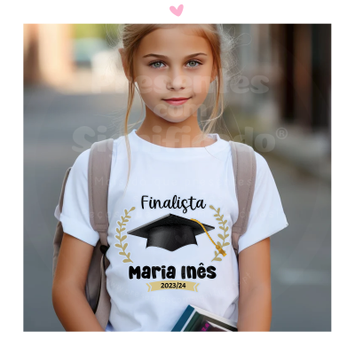 Menina com camiseta branca estampada de finalista, mochila cinza e livros, em rua urbana desfocada