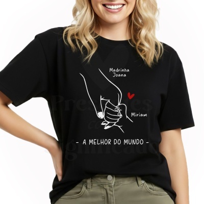 T-shirt preta com desenho de mãos dadas e texto em branco e vermelho