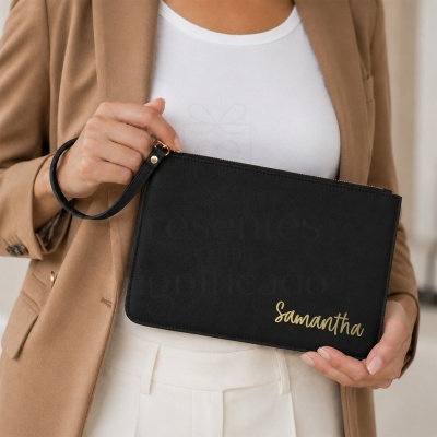 Carteira preta personalizada com o nome Samantha sendo segurada