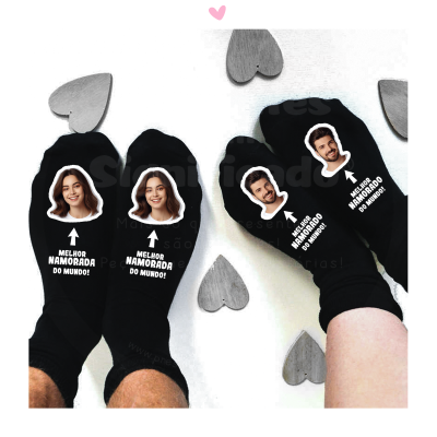 Par de meias pretas personalizadas com fotos e texto em português.