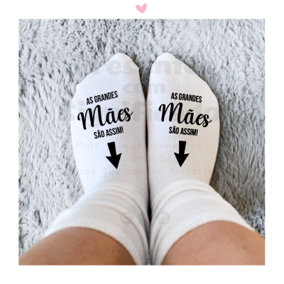 Meias brancas com texto preto e setas pretas sendo usadas sobre tapete cinza