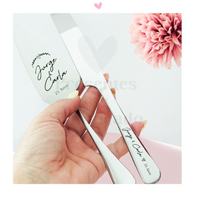 Conjunto de faca e espátula com gravação personalizada e flor cor de rosa ao fundo