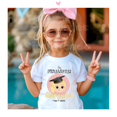 Camiseta branca infantil com estampa de finalista usada por menina com óculos e laço rosa