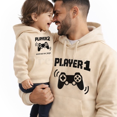 Duas camisolas com capuz bege, com desenho de comandos de videojogo e textos Player 1 e Player 2 entrou no jogo