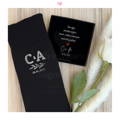 Meias pretas personalizadas C&A, caixa preta com mensagem e flor branca
