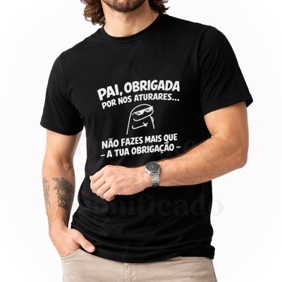 Homem de pele clara veste t-shirt preta com texto branco em português e figura estilizada, calças bege, fundo branco