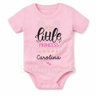 Body de bebé cor-de-rosa com texto e ilustrações estampadas