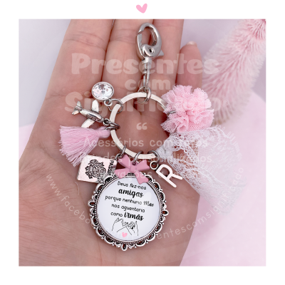 Porta-chaves metálico com pendentes rosa e branco e frase inspiradora