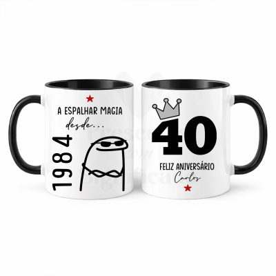 Duas canecas brancas com interior e pega pretos, decoração de aniversário com textos e desenhos.