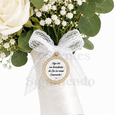Bouquet de casamento com fita branca e medalha decorativa com texto em português