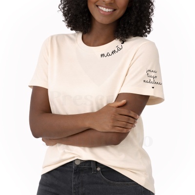 T-shirt bege com texto preto mamã e nomes na manga direita