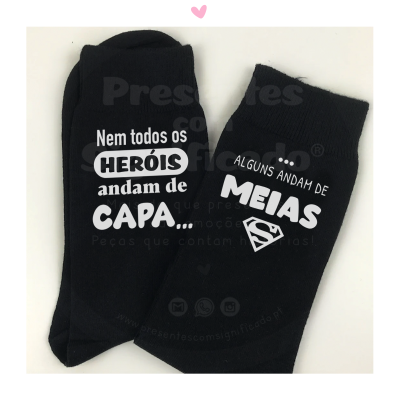Par de meias pretas com texto em branco com mensagem sobre heróis e meias