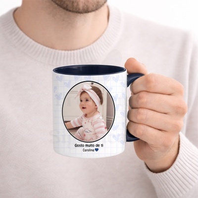 Caneca branca com foto de bebê e texto personalizado em azul e preto