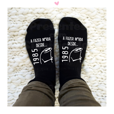 Meias pretas com texto branco e ilustração, calças castanhas, fundo branco