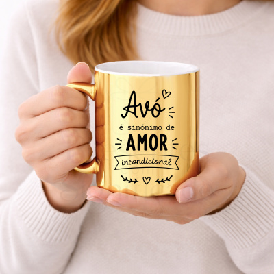 Caneca dourada metálica com texto em preto sobre a avó e amor incondicional