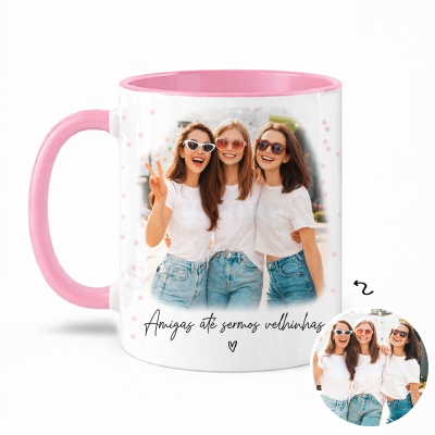 Caneca personalizada com foto de três amigas e texto em português