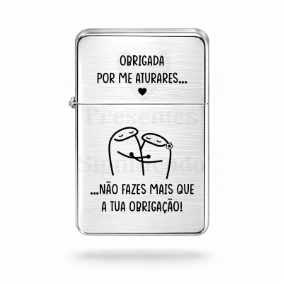 Isqueiro metálico prateado com texto e ilustração a preto sobre fundo branco