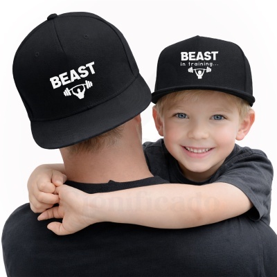 Bonés pretos com frases BEAST e BEAST in training... usados por homem e criança